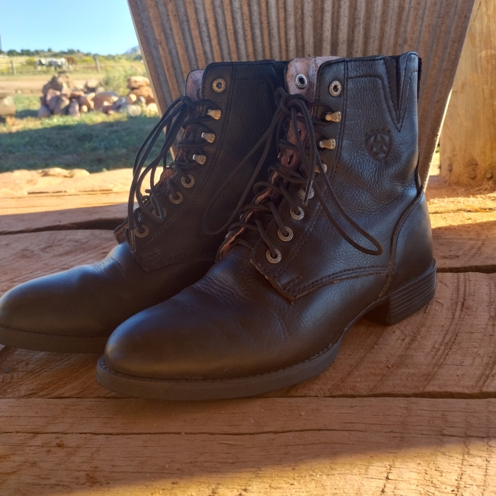 Women's ARIAT paddock boots size 7.5